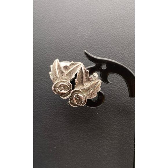 Vintage Sarah Coventry Signed Silver Tone Rose Flower Clip On Earrings - Picture 2 of 4